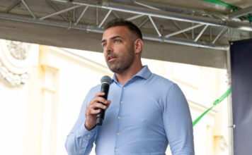 Zsidó szeretetkórház javára árverezi el az őt lejártató karlendítős plakátot Tárkányi Zsolt