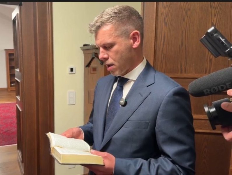 A Biblia visszanyalt &ndash; vall&aacute;sfiloz&oacute;fus a Magyar P&eacute;ternek sz&aacute;nt id&eacute;zetről