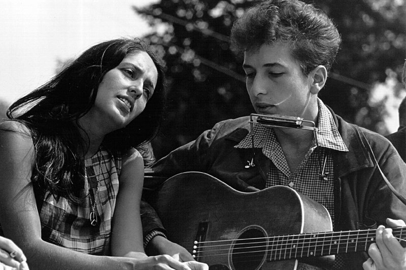 A Nobel-d&iacute;jas l&aacute;zad&oacute;, aki &ouml;r&ouml;k misztikum marad &ndash; 85 &eacute;ves Bob Dylan