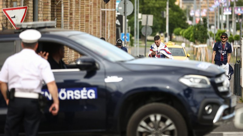A rendőrs&eacute;g elkezdte meggyan&uacute;s&iacute;tani az Orb&aacute;n rendezv&eacute;nyein erőszakoskod&oacute; fekete ruh&aacute;sokat