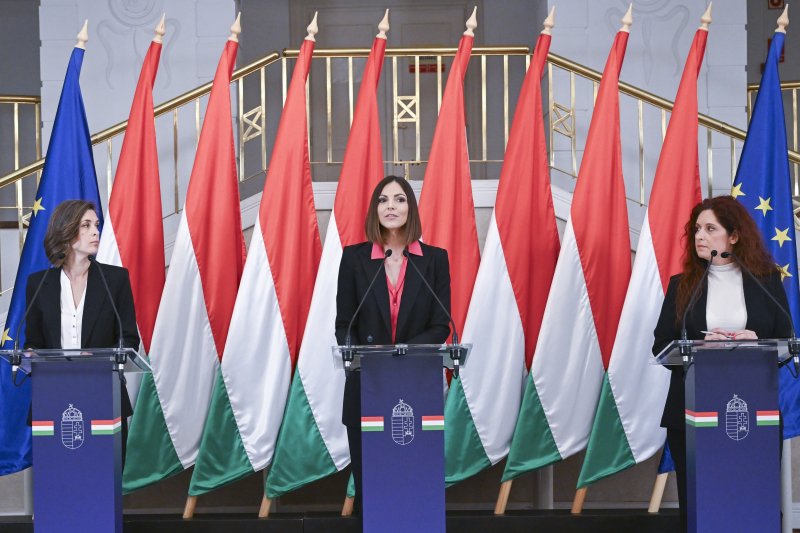 A szolgálati és diplomata útlevelek közel háromnegyedének visszavonását javasolta Orbán Anita