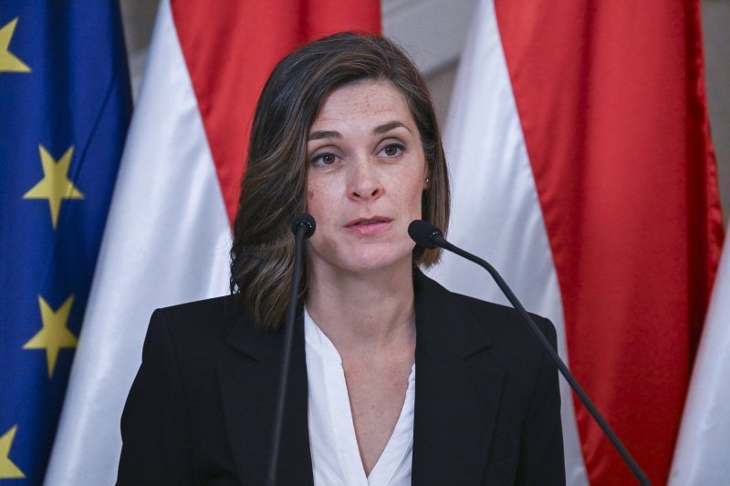 A szolgálati és diplomata útlevelek közel háromnegyedének visszavonását javasolta Orbán Anita