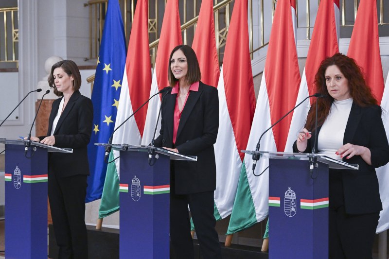 A szolgálati és diplomata útlevelek közel háromnegyedének visszavonását javasolta Orbán Anita