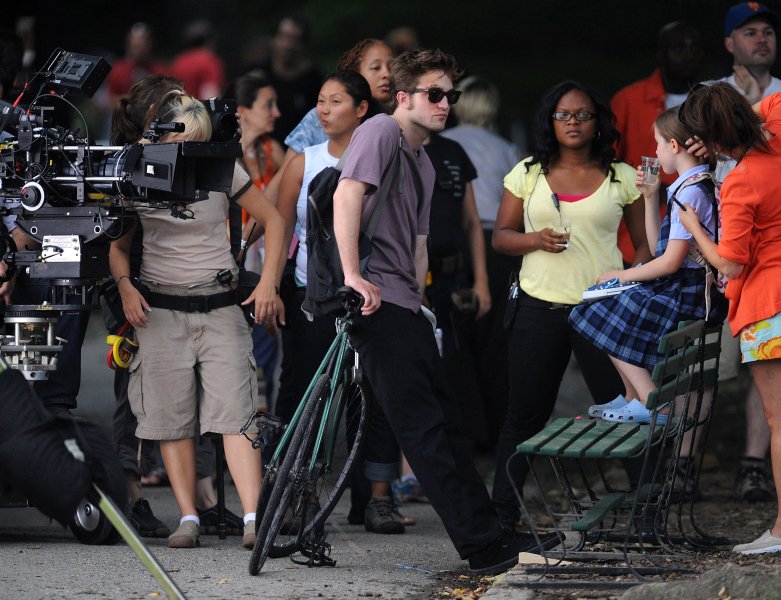 A tinik kedvenc csillog&oacute; v&aacute;mp&iacute;rj&aacute;b&oacute;l Gotham City s&ouml;t&eacute;t v&eacute;delmezője &ndash; 40 &eacute;ves Robert Pattinson