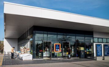 Aldis csavar a béreknél: az emelt bér mellett is kevesebb lett a kereset, munkaidő-csökkentés miatt