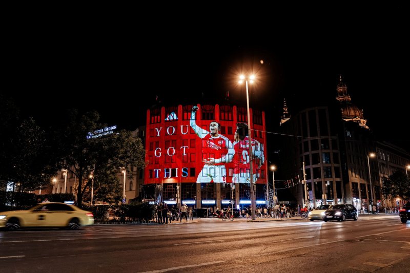 Az adidas az F50 játékosait, Kvaratskheliát és Dembélét ünnepelte Budapest egén