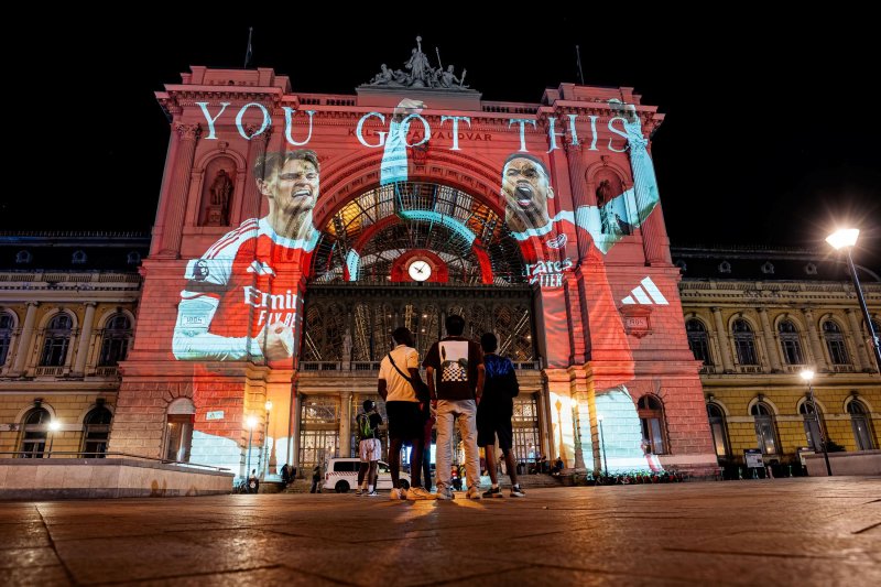 Az adidas az F50 játékosait, Kvaratskheliát és Dembélét ünnepelte Budapest egén