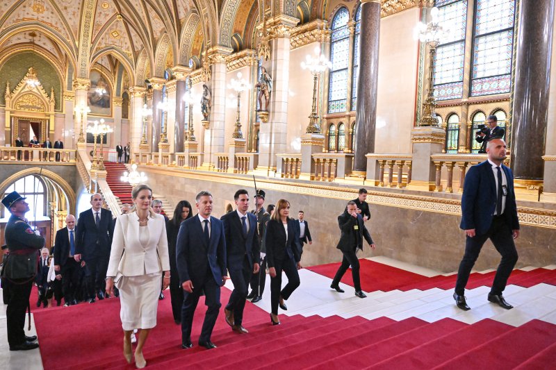 Az esk&uuml;t&eacute;tellel megalakult az Orsz&aacute;ggyűl&eacute;s, megszűnt az Orb&aacute;n-korm&aacute;ny megb&iacute;zat&aacute;sa, Sulyok a jogrendre figyelmeztetett