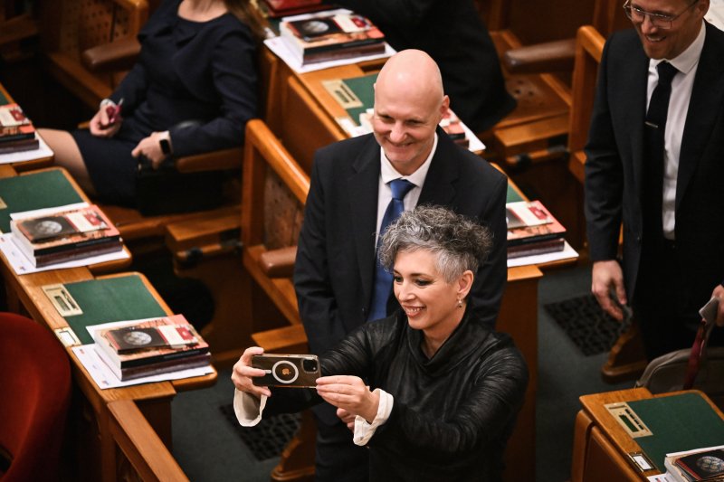 Az esk&uuml;t&eacute;tellel megalakult az Orsz&aacute;ggyűl&eacute;s, megszűnt az Orb&aacute;n-korm&aacute;ny megb&iacute;zat&aacute;sa, Sulyok a jogrendre figyelmeztetett