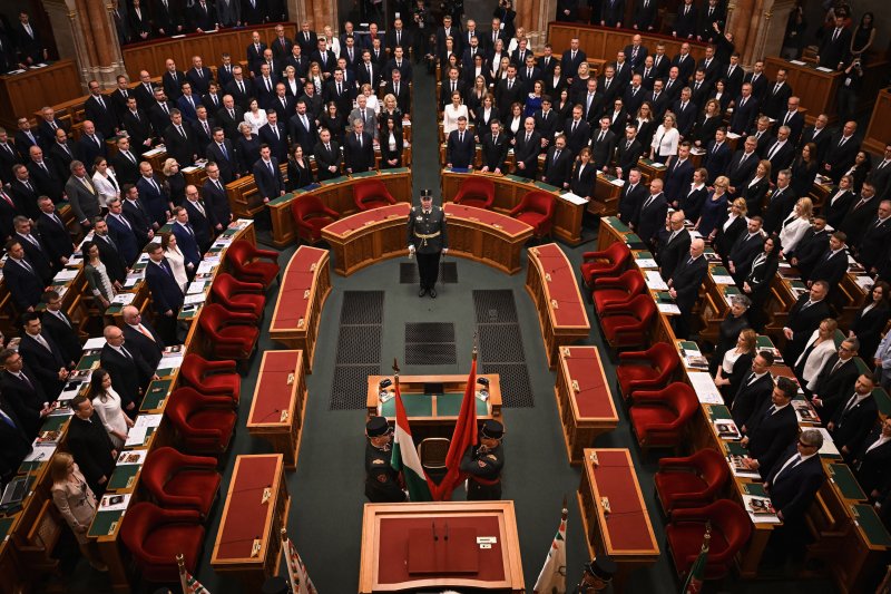 Az esk&uuml;t&eacute;tellel megalakult az Orsz&aacute;ggyűl&eacute;s, megszűnt az Orb&aacute;n-korm&aacute;ny megb&iacute;zat&aacute;sa, Sulyok a jogrendre figyelmeztetett
