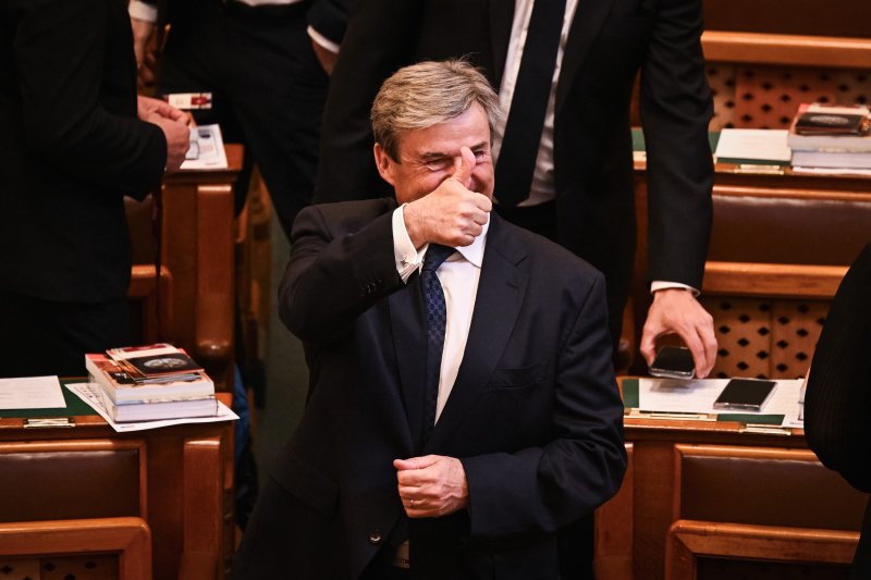Az esk&uuml;t&eacute;tellel megalakult az Orsz&aacute;ggyűl&eacute;s, megszűnt az Orb&aacute;n-korm&aacute;ny megb&iacute;zat&aacute;sa, Sulyok a jogrendre figyelmeztetett