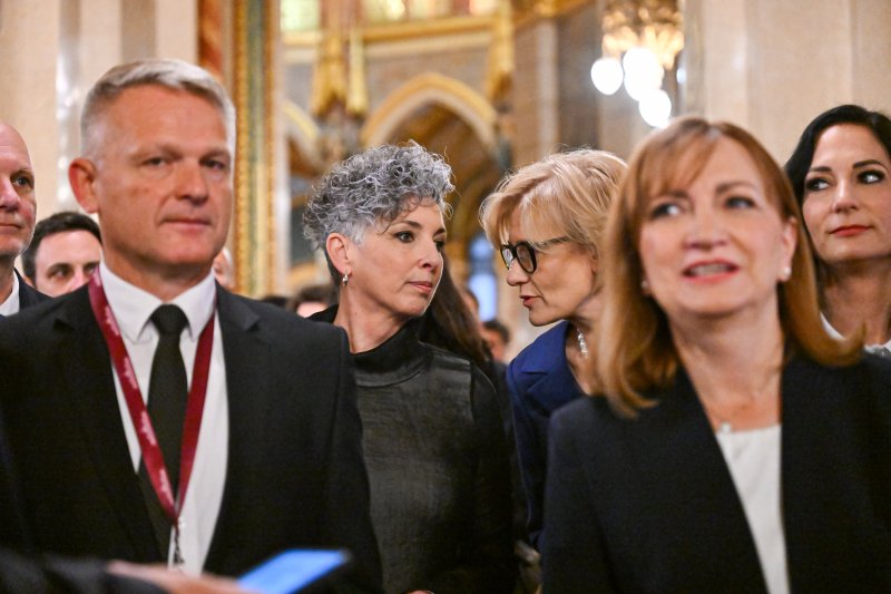 Az esk&uuml;t&eacute;tellel megalakult az Orsz&aacute;ggyűl&eacute;s, megszűnt az Orb&aacute;n-korm&aacute;ny megb&iacute;zat&aacute;sa, Sulyok a jogrendre figyelmeztetett