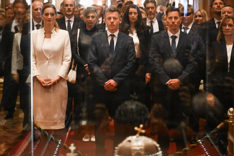 Az esk&uuml;t&eacute;tellel megalakult az Orsz&aacute;ggyűl&eacute;s, megszűnt az Orb&aacute;n-korm&aacute;ny megb&iacute;zat&aacute;sa, Sulyok a jogrendre figyelmeztetett
