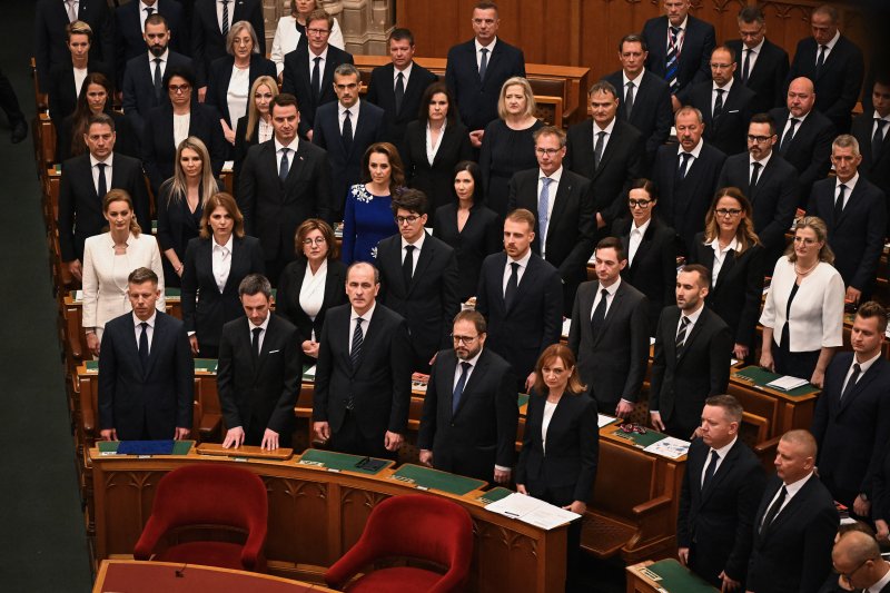Az esk&uuml;t&eacute;tellel megalakult az Orsz&aacute;ggyűl&eacute;s, megszűnt az Orb&aacute;n-korm&aacute;ny megb&iacute;zat&aacute;sa, Sulyok a jogrendre figyelmeztetett