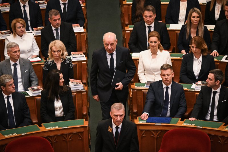 Az esk&uuml;t&eacute;tellel megalakult az Orsz&aacute;ggyűl&eacute;s, megszűnt az Orb&aacute;n-korm&aacute;ny megb&iacute;zat&aacute;sa, Sulyok a jogrendre figyelmeztetett