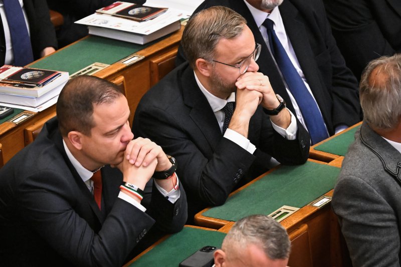 Az esk&uuml;t&eacute;tellel megalakult az Orsz&aacute;ggyűl&eacute;s, megszűnt az Orb&aacute;n-korm&aacute;ny megb&iacute;zat&aacute;sa, Sulyok a jogrendre figyelmeztetett