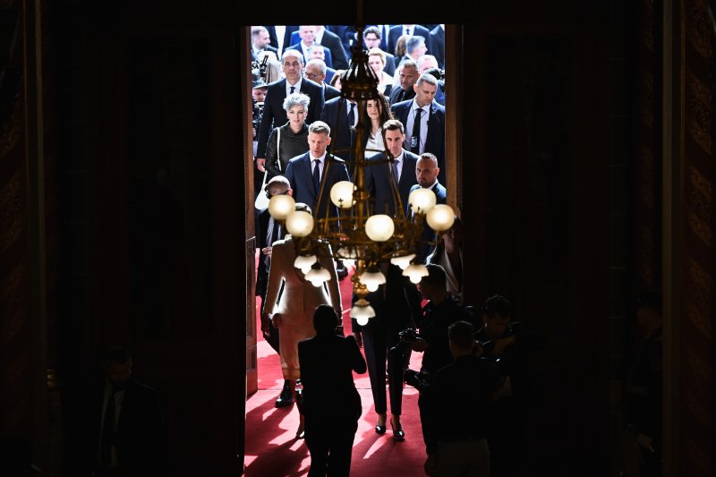 Az esk&uuml;t&eacute;tellel megalakult az Orsz&aacute;ggyűl&eacute;s, megszűnt az Orb&aacute;n-korm&aacute;ny megb&iacute;zat&aacute;sa, Sulyok a jogrendre figyelmeztetett