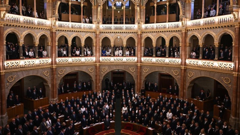Az esk&uuml;t&eacute;tellel megalakult az Orsz&aacute;ggyűl&eacute;s, megszűnt az Orb&aacute;n-korm&aacute;ny megb&iacute;zat&aacute;sa, Sulyok a jogrendre figyelmeztetett