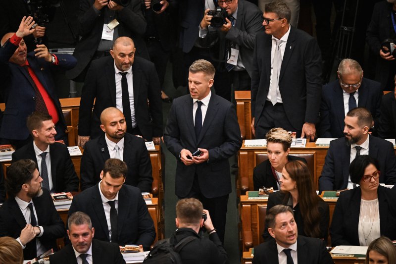 Az esk&uuml;t&eacute;tellel megalakult az Orsz&aacute;ggyűl&eacute;s, megszűnt az Orb&aacute;n-korm&aacute;ny megb&iacute;zat&aacute;sa, Sulyok a jogrendre figyelmeztetett