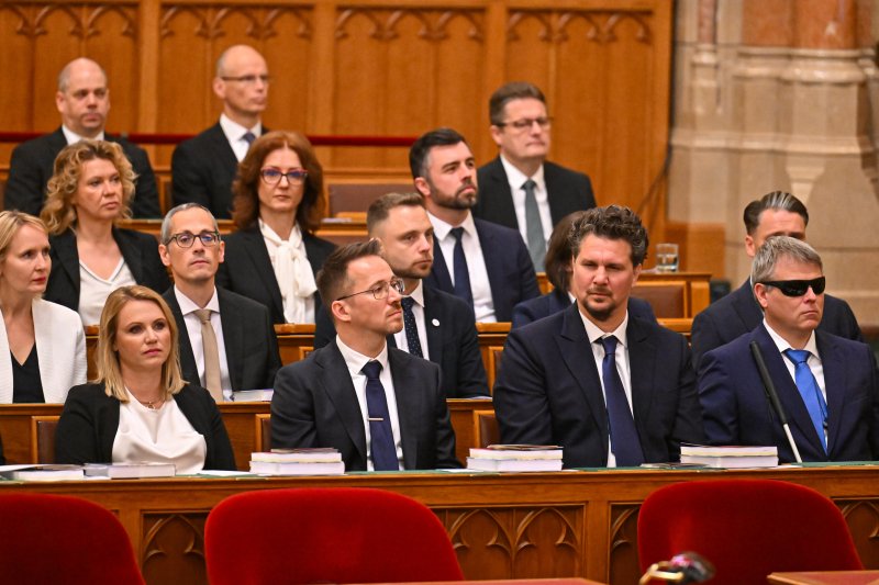 Az esk&uuml;t&eacute;tellel megalakult az Orsz&aacute;ggyűl&eacute;s, megszűnt az Orb&aacute;n-korm&aacute;ny megb&iacute;zat&aacute;sa, Sulyok a jogrendre figyelmeztetett