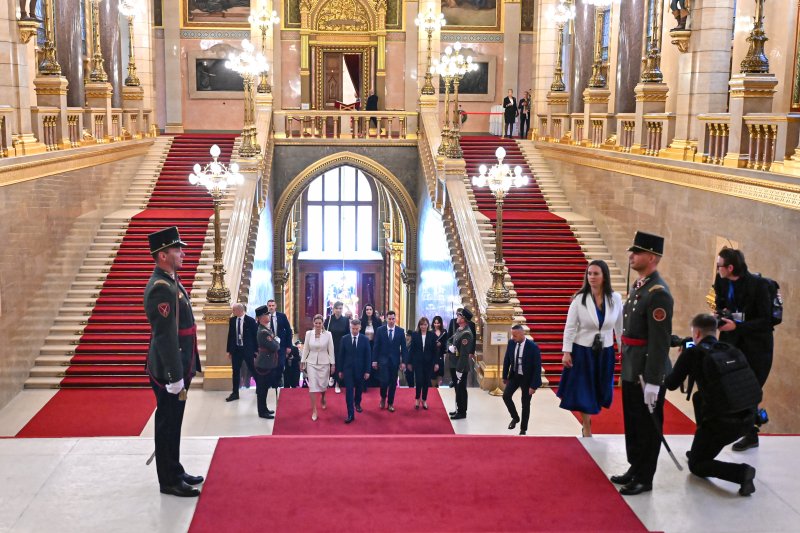 Az esk&uuml;t&eacute;tellel megalakult az Orsz&aacute;ggyűl&eacute;s, megszűnt az Orb&aacute;n-korm&aacute;ny megb&iacute;zat&aacute;sa, Sulyok a jogrendre figyelmeztetett