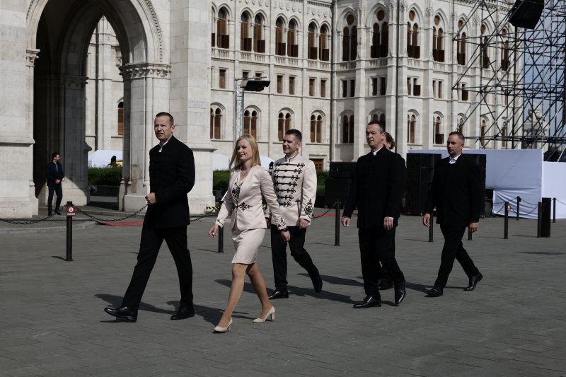 Az esk&uuml;t&eacute;tellel megalakult az Orsz&aacute;ggyűl&eacute;s, megszűnt az Orb&aacute;n-korm&aacute;ny megb&iacute;zat&aacute;sa, Sulyok a jogrendre figyelmeztetett