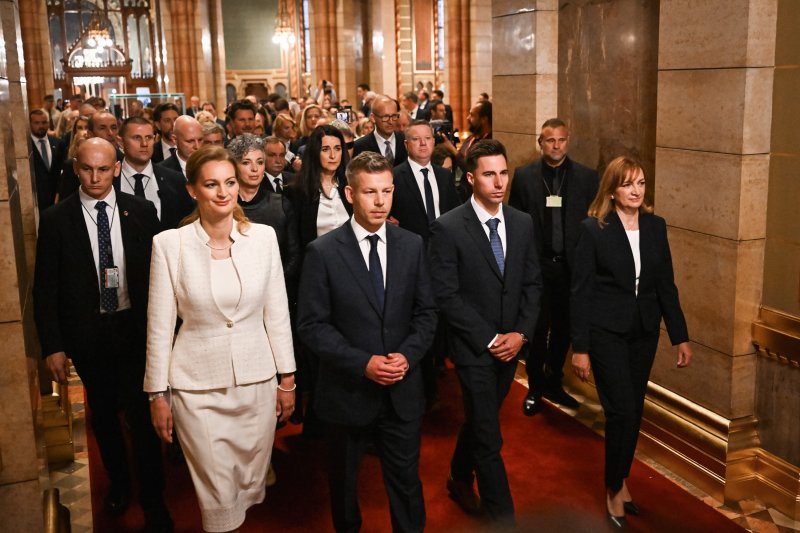 Az esk&uuml;t&eacute;tellel megalakult az Orsz&aacute;ggyűl&eacute;s, megszűnt az Orb&aacute;n-korm&aacute;ny megb&iacute;zat&aacute;sa, Sulyok a jogrendre figyelmeztetett