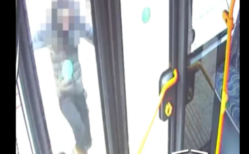 Börtönbe mehet egy férfi, mert dühében megrúgta a busz ajtaját