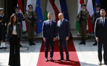 Donald Tusk Magyar Péternek: Köszönöm, hogy neked magyar zászló színű a szíved