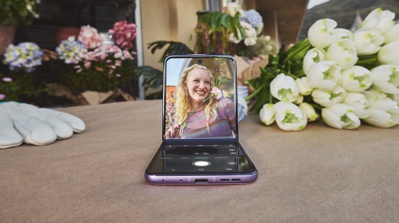 &Eacute;rkezik h&aacute;rom &uacute;j Motorola Razr kagyl&oacute;telefon, ebből kettő itthon is kaphat&oacute; lesz