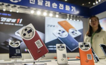 Észak-Korea bemutatta az új, állítólag saját gyártású okostelefonjait