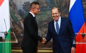 Észt színészek játszották újra Szijjártó és Lavrov telefonbeszélgetéseit