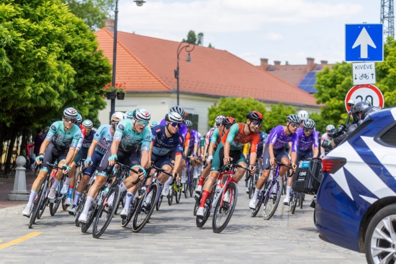 Egy úton keresztbe csúszó őz okozott riadalmat a Tour de Hongrie-n
