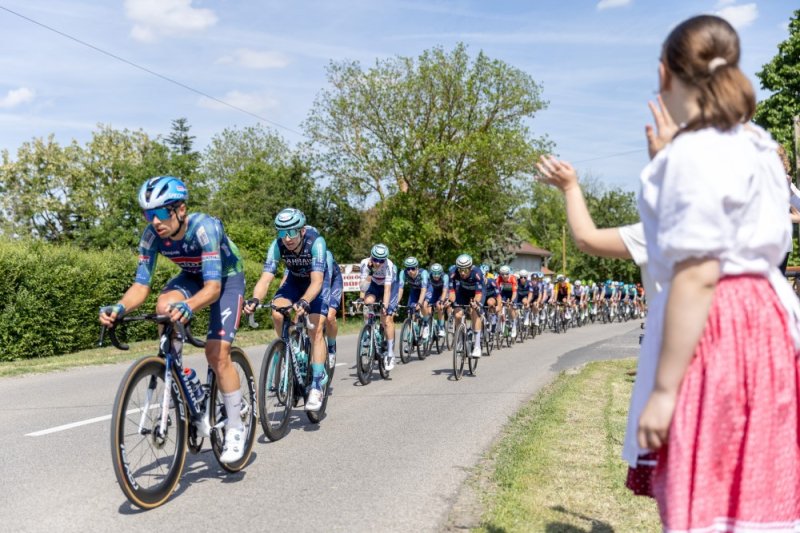 Egy úton keresztbe csúszó őz okozott riadalmat a Tour de Hongrie-n