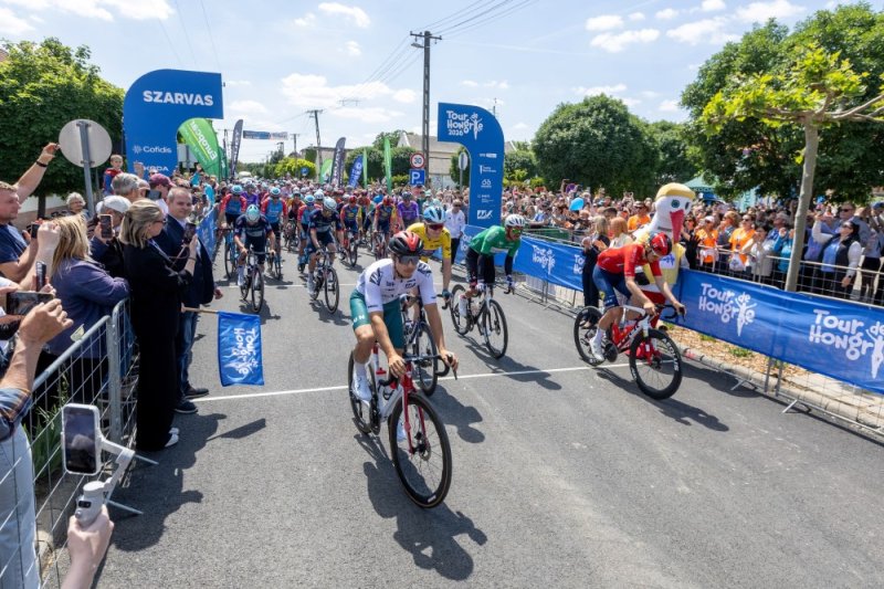 Egy úton keresztbe csúszó őz okozott riadalmat a Tour de Hongrie-n