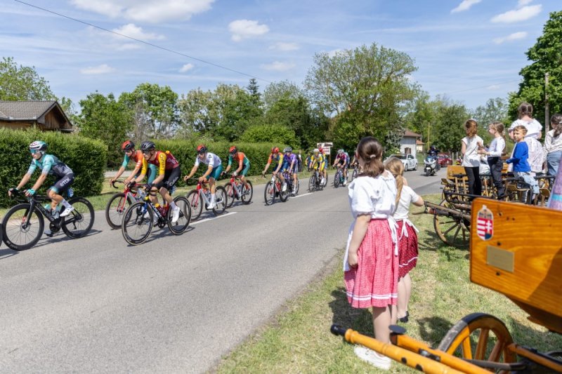 Egy úton keresztbe csúszó őz okozott riadalmat a Tour de Hongrie-n