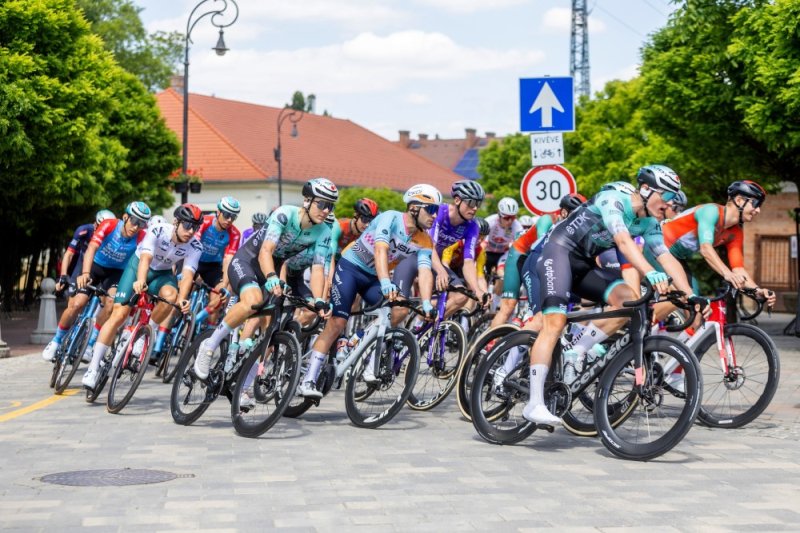 Egy úton keresztbe csúszó őz okozott riadalmat a Tour de Hongrie-n