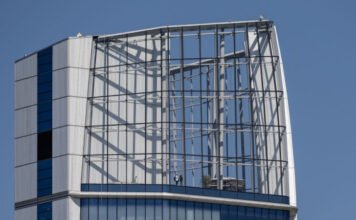 Ejtőernyővel ugrott le a Mol-torony tetejéről