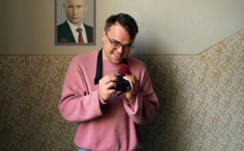 Elkobozták a reptéren a putyinos dokumentumfilm rendezőjének Oscar-díját, azóta se lett meg