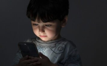Ezt teszi a sok mobilozás és tabletezés a kicsik agyával: nagyon vigyázni kell, mit adunk a kezükbe