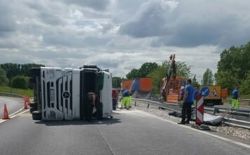 Felborult egy kavicsot szállító kamion az autópályán, majd nekiütközött egy másik – videó