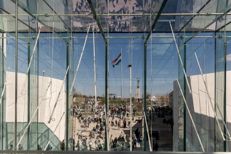 Ilyen j&ouml;vő v&aacute;rhat az Orb&aacute;n-korm&aacute;nyok &aacute;ltal a V&aacute;rnegyedben vissza&eacute;p&iacute;tett &oacute;ri&aacute;sokra