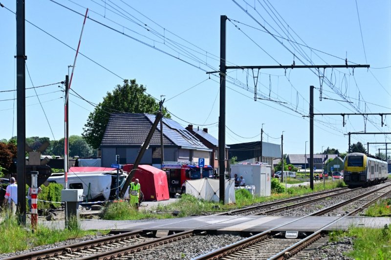 Iskolabuszba csap&oacute;dott egy vonat Belgiumban, t&ouml;bben meghaltak