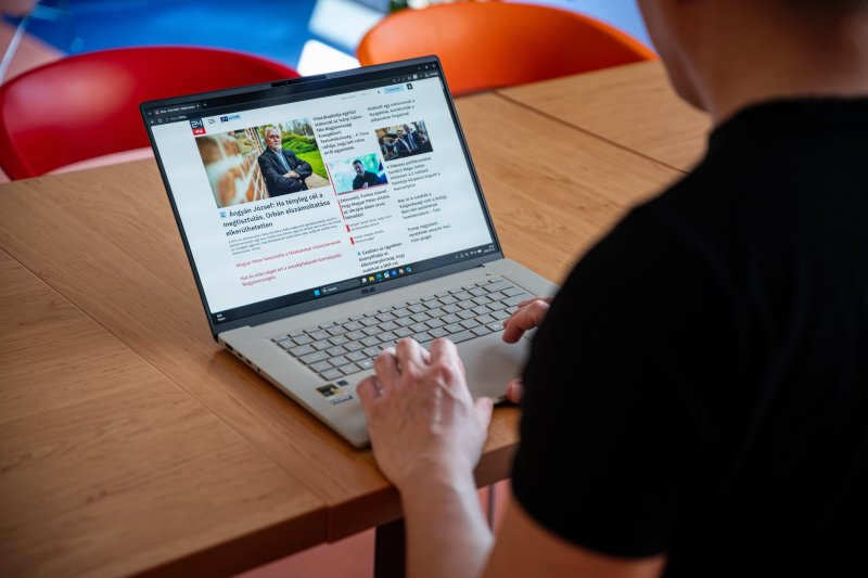 Itt egy laptop, ha MacBookot szeretne, de nem tud Windows nélkül élni