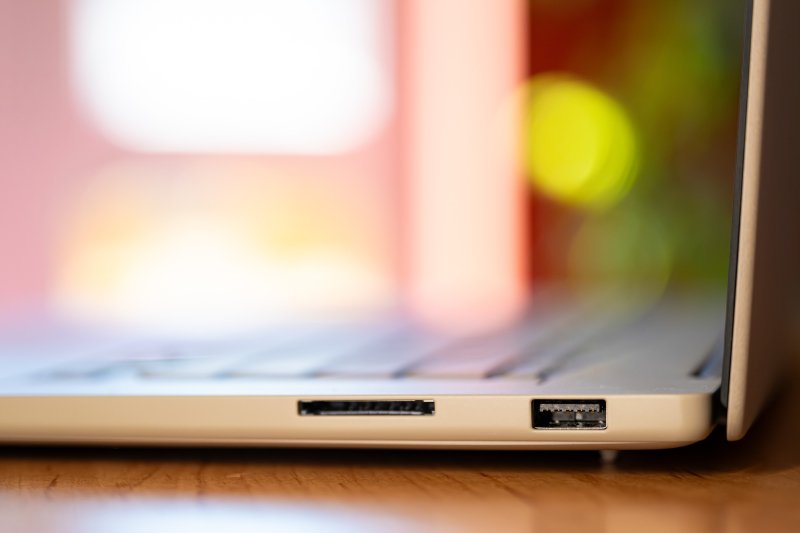 Itt egy laptop, ha MacBookot szeretne, de nem tud Windows nélkül élni