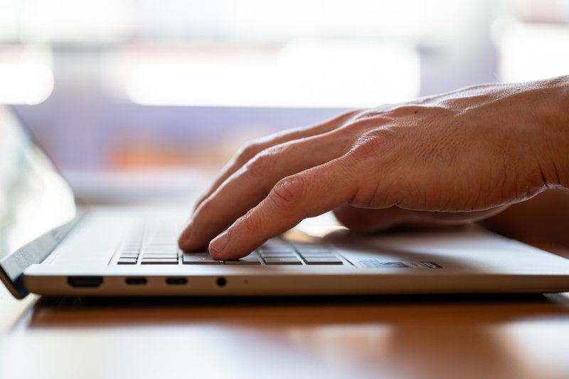 Itt egy laptop, ha MacBookot szeretne, de nem tud Windows nélkül élni