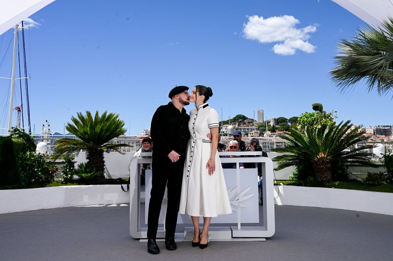 John Travolta új stílusa: talpig feketében nyűgözte le a nagyérdeműt Cannes-ban
