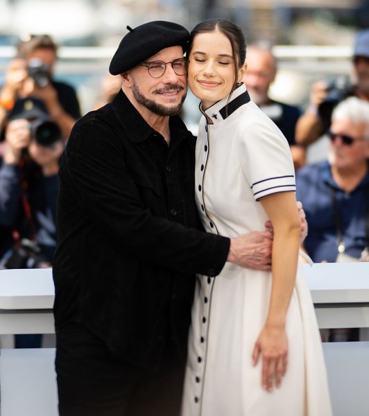 John Travolta &uacute;j st&iacute;lusa: talpig feket&eacute;ben nyűg&ouml;zte le a nagy&eacute;rdeműt Cannes-ban