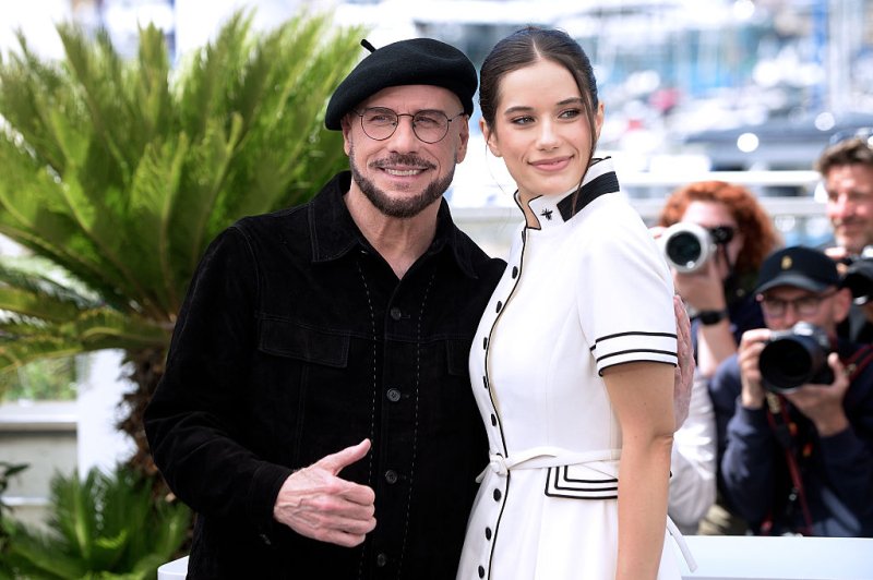 John Travolta &uacute;j st&iacute;lusa: talpig feket&eacute;ben nyűg&ouml;zte le a nagy&eacute;rdeműt Cannes-ban