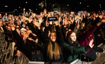 Kamerába vigyorgó fiatalok, tomboló tömeg, színpadról szónokló előadók – itt a Rendszerbontó Nagykoncert hivatalos aftermovie-ja